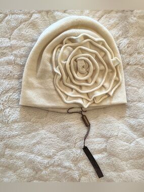 Zoe Couture 100% Cashmere " Flower"Beanie cream-colored